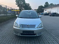 Gold Gebraucht 2003 Toyota Avensis Verso Sol Van / Kleinbus | 3.990 €