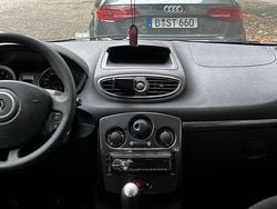 Weiß Gebraucht 2013 Renault Clio IV Collection Limousine | 4.200 € (Guter Preis)