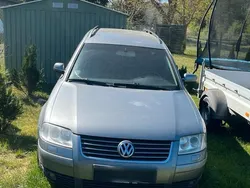 Grau Gebraucht 2002 VW Passat Kombi | 800 € (Superpreis)