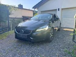 Schwarz Gebraucht 2019 Volvo V40 Momentum Kombi | 16.700 € (Fairer Preis)