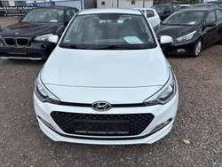 Weiß Gebraucht 2017 Hyundai i20 Classic Limousine | 8.890 € (Fairer Preis)