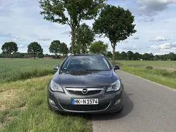 Grau Gebraucht 2011 Opel Astra Edition Kombi | 6.400 € (Etwas zu teuer)