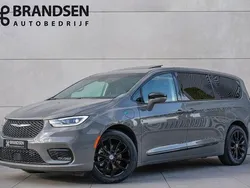 Grau Gebraucht 2022 Chrysler Pacifica Limited SUV | 63.896 €