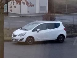 Weiß Gebraucht 2011 Opel Meriva Design Edition Van / Kleinbus | 3.000 € (Superpreis)