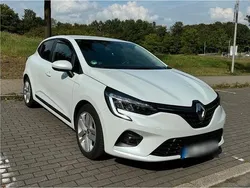 Weiß Gebraucht 2022 Renault Clio V Business Limousine | 12.799 € (Guter Preis)