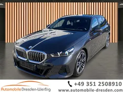 Grau grau (metallic) Gebraucht 2024 BMW 520 Comfort Edition Kombi | 53.980 € (Guter Preis)