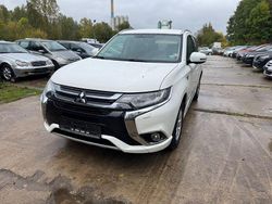 Weiß Gebraucht 2018 Mitsubishi Outlander P-HEV Basis SUV | 14.999 € (Fairer Preis)
