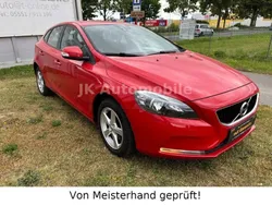 Passion red / solid Gebraucht 2017 Volvo V40 Basis Kombi | 10.950 € (Guter Preis)