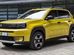 Gelb Neu 2025 Fiat Panda La Prima Kleinwagen | 24.790 € (Etwas zu teuer)