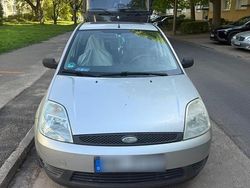 Silber Gebraucht 2002 Ford Fiesta Limousine | 1.400 €