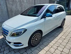 Weiß Gebraucht 2017 Mercedes B Electric Drive Van / Kleinbus | 10.500 €