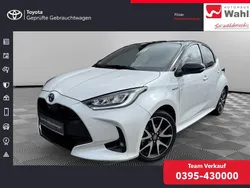 Platinweiss metallic, dach schwarz Gebraucht 2021 Toyota Yaris Hybrid Style Limousine | 18.900 € (Fairer Preis)