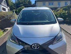 Silber Gebraucht 2015 Toyota Aygo X-play Kleinwagen | 5.750 € (Fairer Preis)