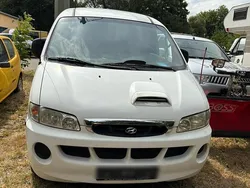 Weiß Gebraucht 2001 Hyundai H-1 Van / Kleinbus | 1.299 €