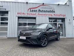 Deep black perleffekt (metallic) Gebraucht 2022 VW Tiguan Allspace Life SUV | 23.490 € (Fairer Preis)