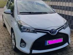 Weiß Gebraucht 2014 Toyota Yaris Hybrid Design Limousine | 11.000 € (Etwas zu teuer)