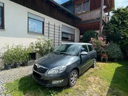 Grau Gebraucht 2011 Skoda Fabia Kleinwagen | 2.900 €