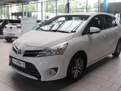 Weiß Gebraucht 2015 Toyota Verso Comfort Van / Kleinbus | 12.990 € (Fairer Preis)