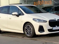 Weiß Gebraucht 2024 BMW 220 Active Tourer M Sport Van / Kleinbus | 33.999 € (Fairer Preis)