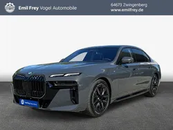 Grau Neu 2025 BMW 740 M Sport Limousine | 134.990 €