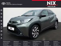 Cardamon green metallic/ night sky black Gebraucht 2023 Toyota Aygo Basis Kleinwagen | 14.770 € (Fairer Preis)