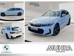 Alpinweiss iii Gebraucht 2024 BMW 330e M Sport Kombi | 47.740 € (Fairer Preis)