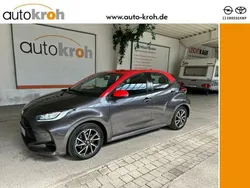 Grey metallic/ coral Gebraucht 2021 Toyota Yaris Hybrid Basis Limousine | 18.990 € (Fairer Preis)