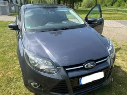 Blau Gebraucht 2014 Ford Focus Titanium Limousine | 8.500 € (Etwas zu teuer)