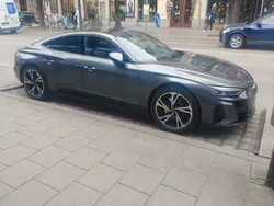Grau Gebraucht 2023 Audi e-tron GT quattro Sport Limousine | 72.500 €
