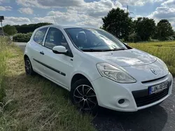 Weiß Gebraucht 2011 Renault Clio II Kleinwagen | 1.550 €