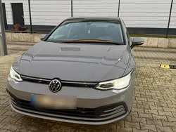 Grau Gebraucht 2020 VW Golf VIII Life Kleinwagen | 18.000 € (Etwas zu teuer)