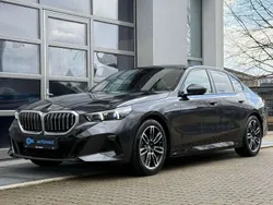 Grau Gebraucht 2024 BMW 520 M Sport Limousine | 59.890 € (Fairer Preis)
