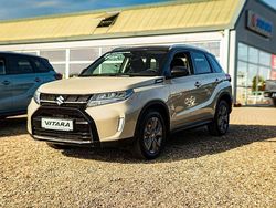 Savannah ivory metallic/cosmic Neu 2025 Suzuki Vitara Comfort SUV | 28.590 € (Etwas zu teuer)