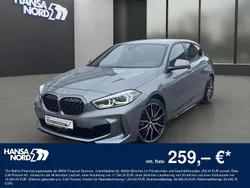 Grau / skyscraper grau (metallic) Gebraucht 2024 BMW M135 Performance Kleinwagen | 35.990 € (Superpreis)