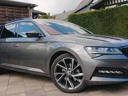 Grau Gebraucht 2023 Skoda Superb Kombi | 37.900 €