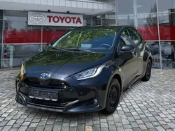 Black mica / ink Gebraucht 2021 Toyota Yaris Club Limousine | 14.990 € (Guter Preis)