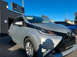 Silber Gebraucht 2018 Toyota Aygo X-play Kleinwagen | 12.000 € (Fairer Preis)