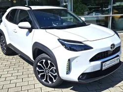 Schneeweiß Neu 2025 Toyota Yaris Cross Team SUV | 28.490 €