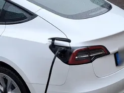 Weiß Gebraucht 2022 Tesla Model 3 Standard Range Plus Limousine | 29.900 € (Fairer Preis)