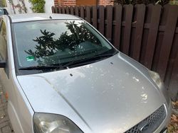 Silber Gebraucht 2007 Ford Fiesta Kleinwagen | 950 €