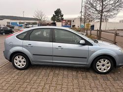 Blau Gebraucht 2005 Ford Focus Kombi | 2.050 € (Teuer)