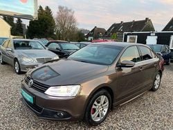 Braun Gebraucht 2011 VW Jetta Highline Limousine | 3.999 € (Superpreis)