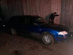 Blau Gebraucht 2001 VW Passat Kombi | 350 € (Superpreis)