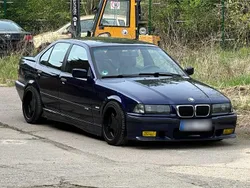 Blau Gebraucht 1998 BMW 323 Limousine | 7.000 €