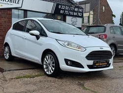 Weiß Gebraucht 2016 Ford Fiesta Titanium Kleinwagen | 6.490 € (Guter Preis)