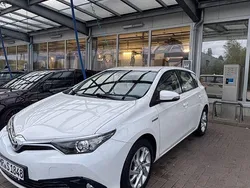 Weiß Gebraucht 2017 Toyota Auris Hybrid Cool Limousine | 14.199 € (Superpreis)