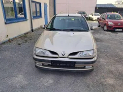 Silber Gebraucht 1998 Renault Mégane Limousine | 1.300 € (Guter Preis)