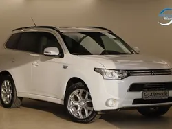 Weiß Gebraucht 2014 Mitsubishi Outlander P-HEV Instyle SUV | 15.999 € (Teuer)
