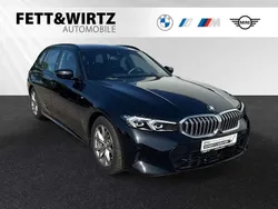 Saphirschwarz metallic Gebraucht 2024 BMW 330 M Sport Kombi | 38.500 €