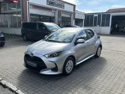 Shimmering silver metallic Gebraucht 2023 Toyota Yaris Hybrid Basis Limousine | 21.990 € (Etwas zu teuer)